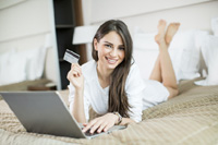 Frau freut sich über kostenlose Kreditkarte
