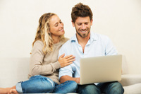 Paar freut sich über Tagesgeldkonto mit hohen Zinsen