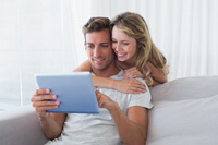 Paar macht online Tagesgeldkonto Vergleich